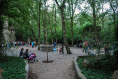 Opgang naar het <a href="/lemma/Heksenpad" title="Heksenpad">Heksenpad</a> vanaf het <a href="/lemma/Spookslotplein_(voorzijde)" title="Spookslotplein (voorzijde)">Spookslotplein</a> in augustus <a href="/lemma/2010" title="2010">2010</a>