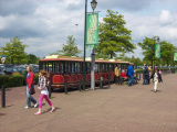 <a href="/lemma/Dotto-treintje" title="Dotto-treintje">Dotto-treintje</a> op de <a href="/lemma/Parkeerplaats" title="Parkeerplaats">parkeerplaats</a>, mei <span class="redlink">2009</span>