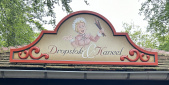 <a href="/lemma/Soete_Inval" class="mw-redirect" title="Soete Inval">Soete Inval</a>: bord op westzijde dak: &quot;Dropstok &amp; Kaneel&quot; met daarop een vrouw in Oudhollandse kledij die het snoepgoed vasthoudt.
