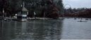 Personeelsruimte aan de vlonder van de <a href="/lemma/Kanovijver" title="Kanovijver">Kanovijver</a> en in de achtergrond de <a href="/lemma/Wankelbrug" title="Wankelbrug">Wankelbrug</a> en <a href="/lemma/Python" title="Python">Python</a> in <a href="/lemma/1982" title="1982">1982</a>