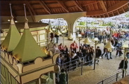 Drukte bij de kassahokjes van het <a href="/lemma/Huis_van_de_Vijf_Zintuigen" title="Huis van de Vijf Zintuigen">Huis van de Vijf Zintuigen</a>, omstreeks <span class="redlink">1996</span>