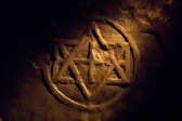 Een kruis in een davidsster in een cirkel. Dit occulte symbool is te vinden op elk van de twee deuren naar de hoofdshow van het <a href="/lemma/Spookslot" title="Spookslot">Spookslot</a>. (Foto: Jos)