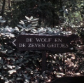 <a href="/lemma/Wegwijzer" title="Wegwijzer">Wegwijzer</a> wijzend naar <a href="/lemma/De_Wolf_en_de_Zeven_Geitjes" title="De Wolf en de Zeven Geitjes">De Wolf en de Zeven Geitjes</a> in <a href="/lemma/1974" title="1974">1974</a>