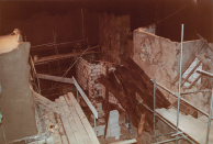 Armenwijk, 12-1984. Het aanbrengen van het stucwerk en het krabben/vormgeven van de wanden in de Armenwijk, gezien vanaf de steiger tegenover de kamelen. Rechts onder het ingestorte houten afdak zitten tegenwoordig de bedelaars.