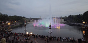 <a href="/lemma/Efteling_Symphonica" title="Efteling Symphonica">Efteling Symphonica</a> gezien bij schemering vanaf terras <a href="/lemma/Mystique" title="Mystique">Mystique</a>, 2025