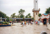 <a href="/lemma/Fata_Morganaplein" title="Fata Morganaplein">Fata Morganaplein</a>, voorplein met net geopende overkapping van de buitenwachtrij voor <a href="/lemma/Fata_Morgana" title="Fata Morgana">Fata Morgana</a> in <a href="/lemma/1993" title="1993">1993</a>