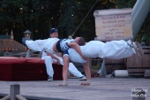 Acrobatische act <a href="/lemma/Matrozen_in_de_mast" title="Matrozen in de mast">Matrozen in de mast</a> op het podium voor de <a href="/lemma/Halve_Maen" title="Halve Maen">Halve Maen</a> in <span class="redlink">2007</span>.