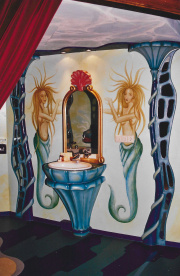 Spiegel met zeemeerminnen in de <a href="/lemma/(W)onderwatersuite" title="(W)onderwatersuite">(W)onderwatersuite</a>