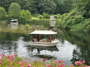 <a href="/lemma/Gondoletta" title="Gondoletta">Gondoletta</a>-bootje zoals ze rondvaren sinds <a href="/lemma/2025" title="2025">2025</a>-<a href="/lemma/2026" title="2026">2026</a>, op de achtergrond nog twee <a href="/lemma/1994" title="1994">1994</a>-stijl-bootjes.