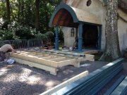 Bouw van een podium aan de voorkant van het huisje van <a href="/lemma/Vrouw_Holle" title="Vrouw Holle">Vrouw Holle</a> voor het <a href="/lemma/Negen_Pleinen_Festijn" title="Negen Pleinen Festijn">Negen Pleinen Festijn</a>.