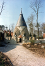 Het Loerhuys in bijna voltooid, enkel de grote bollantaarns met naambord ontbreken nog. Gezien vanaf het Leedhuys.