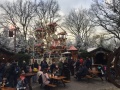 <a href="/lemma/Die_Alpenm%C3%BChle" title="Die Alpenmühle">Die Alpenmühle</a> op het <a href="/lemma/Steenbokplein" class="mw-redirect" title="Steenbokplein">Steenbokplein</a> tijdens <a href="/lemma/Winter_Efteling_2018-2019" title="Winter Efteling 2018-2019">Winter Efteling 2018-2019</a>.