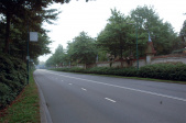 <a href="/lemma/Europalaan" title="Europalaan">Europalaan</a> oostwaarts met zichtbaar de <a href="/lemma/Laafmuur" title="Laafmuur">Laafmuur</a>. Herfst 2013.