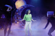 Luna danst met ogen voor de maan in <a href="/lemma/Magicaluna" title="Magicaluna">Magicaluna</a>