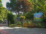 <a href="/lemma/Ingang_Park" title="Ingang Park">Ingang Park</a> met de <a href="/lemma/Seizoensboog" class="mw-redirect" title="Seizoensboog">Seizoensboog</a> en reclame voor <a href="/lemma/The_Sound_of_Music" title="The Sound of Music">The Sound of Music</a> in september <span class="redlink">2008</span>