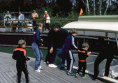 <a href="/lemma/Gondoletta" title="Gondoletta">Gondoletta</a> opstapschijf met in de achtergrond een dienstgebouwtje (kantine?) op de plek van de <a href="/lemma/Toko_Pagode" title="Toko Pagode">Toko Pagode</a> in <a href="/lemma/1982" title="1982">1982</a>