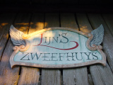 Naambord van <a href="/lemma/Lijn%27s_Zweefhuys" title="Lijn&#039;s Zweefhuys">Lijn&#039;s Zweefhuys</a>, met vleugeltjes - Foto: WWCW, 2002