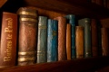 <a href="/lemma/Raveleijn_Suite" title="Raveleijn Suite">Raveleijn Suite</a> in het <a href="/lemma/Efteling_Hotel" title="Efteling Hotel">Efteling Hotel</a>, detail boekenkast, boeken met rugopschrift &quot;Ruiters te Paard&quot; en &quot;Raveleijn&quot;