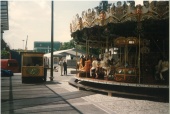 <a href="/lemma/Carrousel_van_Giezen_en_Vermolen" title="Carrousel van Giezen en Vermolen">Carrousel van Giezen en Vermolen</a> op de Tilburgse kermis, <span class="redlink">1996</span>.