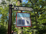 <a href="/lemma/Toilet" title="Toilet">Toilet</a>-wegwijzer richting <a href="/lemma/Achter_De_Meermin" title="Achter De Meermin">Achter De Meermin</a> met daarop een piraat voorzien van haak en houten been die op weg is naar een toilet waar zich al een ander met houten been bevindt alsmede een walvisstaart uitsteekt. Opschrift:
