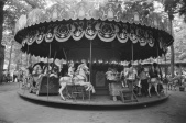 <a href="/lemma/Anton_Pieckcarrousel" title="Anton Pieckcarrousel">Anton Pieckcarrousel</a> in de <a href="/lemma/Speeltuin" title="Speeltuin">Speeltuin</a>, 12 augustus <a href="/lemma/1982" title="1982">1982</a>.