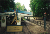 <a href="/lemma/Kinderspoor" title="Kinderspoor">Kinderspoor</a> juni 1998