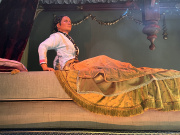 Prinses Adinda wordt wakker en richt zich op op de stapel matrassen in het sprookje <a href="/lemma/De_Prinses_op_de_Erwt" title="De Prinses op de Erwt">De Prinses op de Erwt</a> - mei 2025 - Foto: Eftepedia