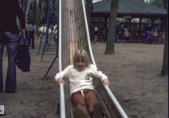 Glijbaan in de <a href="/lemma/Speeltuin" title="Speeltuin">Speeltuin</a> met op de achtergrond de <a href="/lemma/Ponymanege" title="Ponymanege">Ponymanege</a> in <span class="redlink">1977</span>
