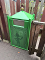 Container<a href="/lemma/Prullenbak" class="mw-redirect" title="Prullenbak">prullenbak</a> in de wachtrij van <a href="/lemma/Max_%26_Moritz" title="Max &amp; Moritz">Max &amp; Moritz</a> in bijpassend livrei met een silhouet van die laatste