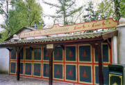 <a href="/lemma/Groepsbagage" title="Groepsbagage">Groepsbagagekluizen</a> in mei <a href="/lemma/1998" title="1998">1998</a> op het <a href="/lemma/Anton_Pieckplein" title="Anton Pieckplein">Anton Pieckplein</a>