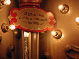 Bordje in de <a href="/lemma/Carrousel_Bar" title="Carrousel Bar">bar in het Carrouselpaleis</a>: &quot;bij gebruik van stoelen is consumptie verplicht&quot;