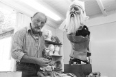<a href="/lemma/Joop_de_Bont" title="Joop de Bont">Joop de Bont</a> werkt aan een bedelaar voor <a href="/lemma/Fata_Morgana" title="Fata Morgana">Fata Morgana</a>, 1982
