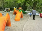 <a href="/lemma/Kleuterhof_(1994)" title="Kleuterhof (1994)">Kleuterhof (1994)</a> omstreeks <a href="/lemma/1994" title="1994">1994</a>