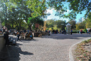 <a href="/lemma/Pira%C3%B1aplein" title="Pirañaplein">Pirañaplein</a> en <a href="/lemma/Informatiekiosk" title="Informatiekiosk">informatiekiosk</a> vanuit de <a href="/lemma/Kanovijver" title="Kanovijver">Kanovijver</a> gezien, oktober <a href="/lemma/2009" title="2009">2009</a>