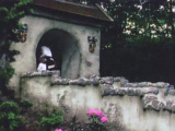 Tweede poortje in de aanloop naar het kasteel van <a href="/lemma/Doornroosje" title="Doornroosje">Doornroosje</a> in <a href="/lemma/1981" title="1981">1981</a>
