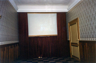 Invalidenshow-ruimte met projectiescherm, Villa Volta, kort na de opening in 1996