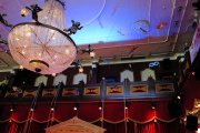 Kijkend vanaf de begane grond van <a href="/lemma/Theaterrestaurant_Applaus" title="Theaterrestaurant Applaus">Theaterrestaurant Applaus</a> naar de eerste verdieping.
