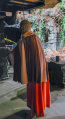 Figuur van de burggraaf in de <a href="/lemma/Geestenmolen" class="mw-redirect" title="Geestenmolen">Geestenmolen</a> van het <a href="/lemma/Spookslot" title="Spookslot">Spookslot</a> in <span class="redlink">2022</span>. Op de achtergrond een stukje decor van de catacomben en de viool.