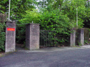Restanten van de eerste <a href="/lemma/Ingang_Noord" title="Ingang Noord">Ingang Noord</a>, uitkomende in het midden van de <a href="/lemma/Dubbele_Laan" title="Dubbele Laan">Dubbele Laan</a>, gefotografeerd op het <a href="/lemma/Dienstencentrum" title="Dienstencentrum">Dienstencentrum</a> tegenover het <a href="/lemma/Secretariaat" title="Secretariaat">Secretariaat</a>, <a href="/lemma/2002" title="2002">2002</a>