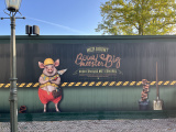 &quot;Hier bouwt <a href="/lemma/Bouwmeester_Big" title="Bouwmeester Big">Bouwmeester Big</a>, voor een klus met een krul.&quot; Motto en afbeelding op schutting bouwplaats <span class="redlink">Efteling Grand Hotel</span> in november 2022 - Foto: Eftepedia