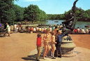 <a href="/lemma/Visje_Gijs" title="Visje Gijs">Visje Gijs</a> nabij de <a href="/lemma/Roeivijver" title="Roeivijver">Roeivijver</a>, oever met bankjes, tegenwoordig het Piranapleiin