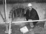 <a href="/lemma/Henk_Schellekens" title="Henk Schellekens">Henk Schellekens</a> op bouwplaats <a href="/lemma/Het_Meisje_met_de_Zwavelstokjes" title="Het Meisje met de Zwavelstokjes">Het Meisje met de Zwavelstokjes</a>