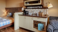 Interieur <a href="/lemma/Landhuys" title="Landhuys">Landhuys</a>-appartement in <a href="/lemma/Efteling_Bosrijk" title="Efteling Bosrijk">Efteling Bosrijk</a>; kitchenette.