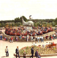<a href="/lemma/Polka_Marina" title="Polka Marina">Polka Marina</a> en <a href="/lemma/Station_Oost" class="mw-redirect" title="Station Oost">Station Oost</a> in openingsjaar <span class="redlink">1984</span>, links een <a href="/lemma/Parkplattegrond" class="mw-redirect" title="Parkplattegrond">Parkplattegrondbord</a> en rechts een stukje van de <a href="/lemma/Radiografisch_Bestuurbare_Bootjes" title="Radiografisch Bestuurbare Bootjes">Radiografisch Bestuurbare Bootjes</a>