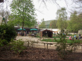 <a href="/lemma/Steenbokplein" class="mw-redirect" title="Steenbokplein">Steenbokplein</a> met decoratief huisje, koekoeksklokthema. Op de achtergrond de <a href="/lemma/Steenbok" class="mw-redirect" title="Steenbok">Steenbok</a>. April <a href="/lemma/2009" title="2009">2009</a>.