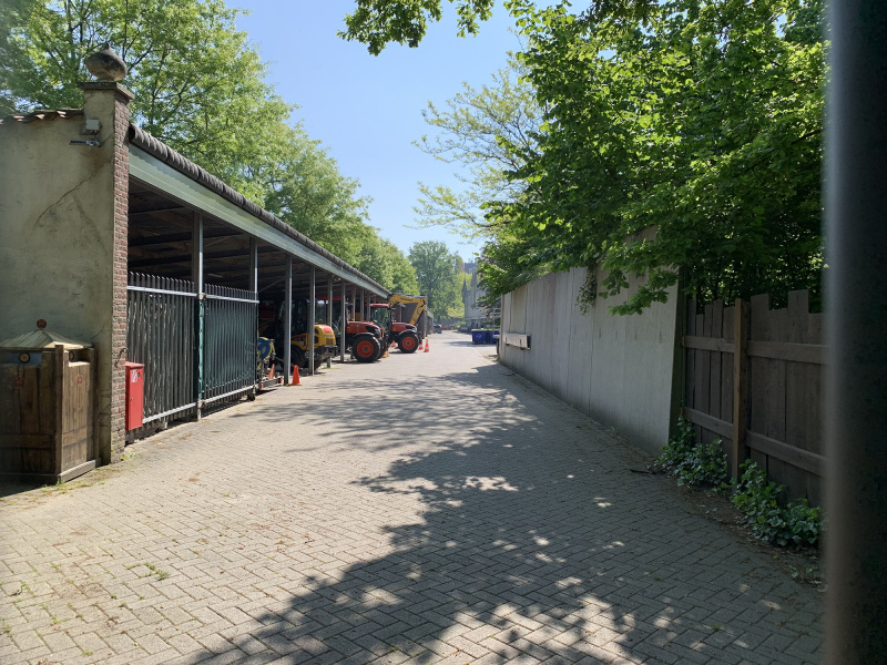 Bestand:Garages voertuigstallingen dienstencentrum 2021.jpg