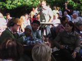 <a href="/lemma/Jurgen_Freilich" class="mw-redirect" title="Jurgen Freilich">Jurgen Freilich</a> aan tafel aan het <a href="/lemma/Steenbokplein" class="mw-redirect" title="Steenbokplein">Steenbokplein</a> in augustus <span class="redlink">2008</span>
