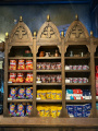 <a href="/lemma/In_den_Swarte_Kat" title="In den Swarte Kat">In den Swarte Kat</a> - schappen met snoep en souvenirs