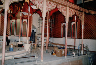 Troonzaal, 01-1986. De Troonzaal, twee maanden voor opening. Rechts in beeld staan twee grote behangtafels, de ruimte is kort geleden behangen met Aziatisch behang, bij gebrek aan niet leverbaar Arabisch behang.