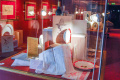 Vitrine in het <a href="/lemma/Efteling_Museum" title="Efteling Museum">Efteling Museum</a> dat van 2009 tot mei 2017 Horeca-attributen tentoonstelde, hier in mei <span class="redlink">2009</span>